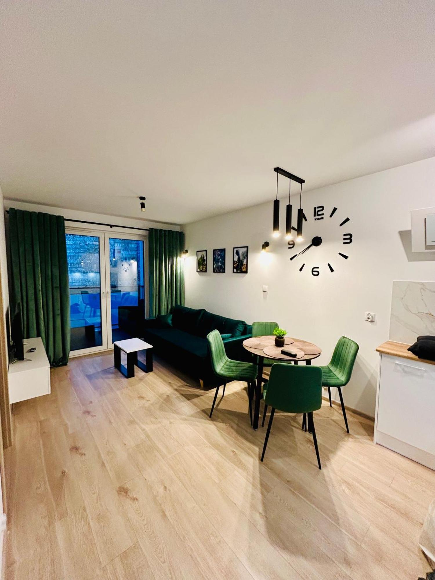 Apartment Green With Private Bike Storage 斯维诺乌伊希切 外观 照片