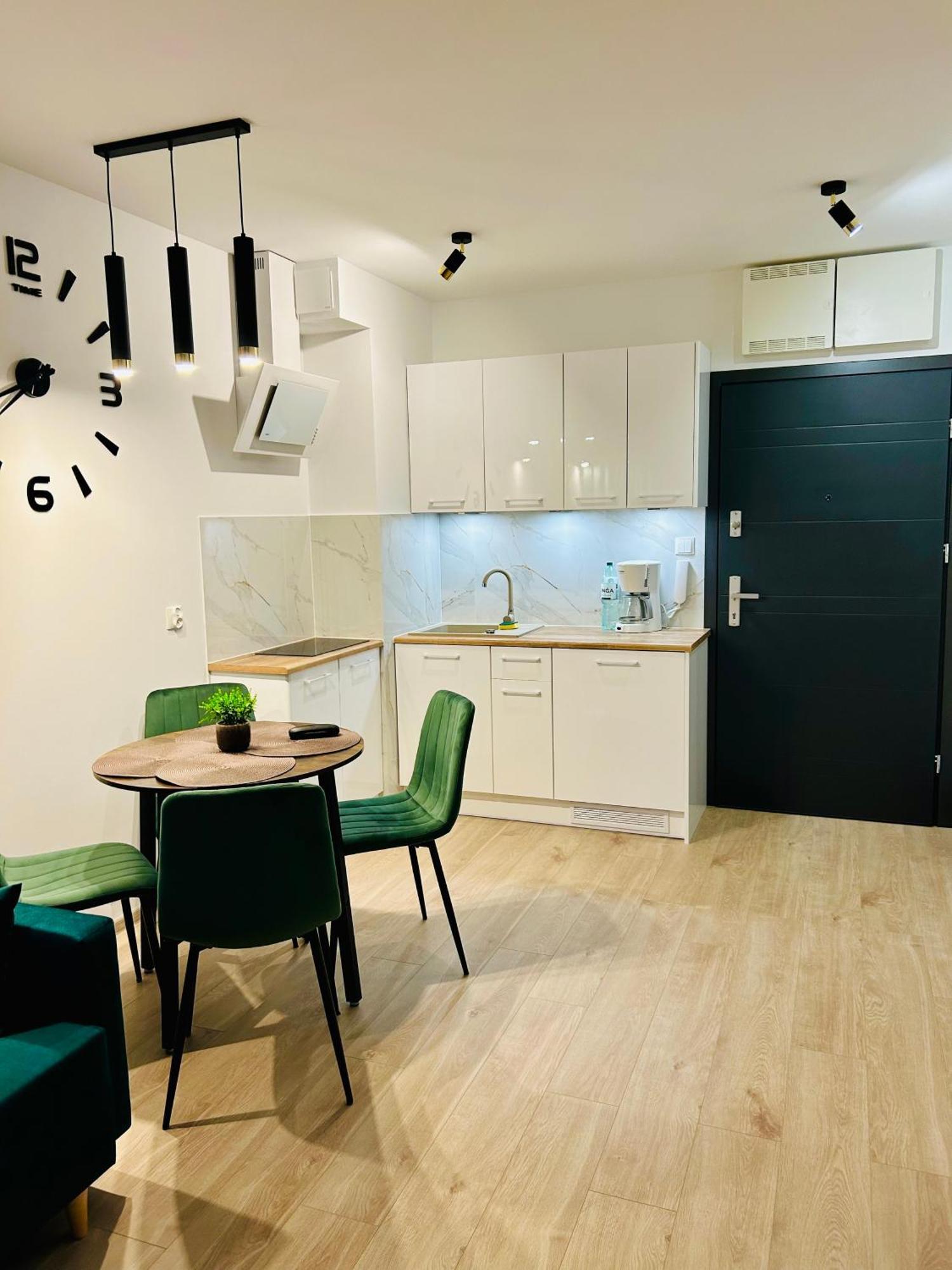 Apartment Green With Private Bike Storage 斯维诺乌伊希切 外观 照片